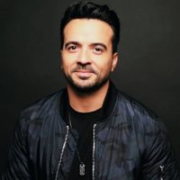 “Me aprovecho de su belleza”: Luis Fonsi aún sabe cómo enamorar a sus fans, pero no estuvo solo