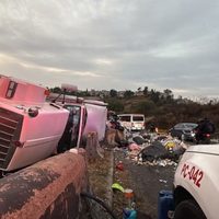 Volcadura de tráiler con toneladas de basura en Nicolás Romero, Edomex, genera caos vial