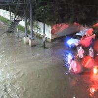 Alcantarilla succiona a dos personas que intentaban rescatar su auto de una inundación