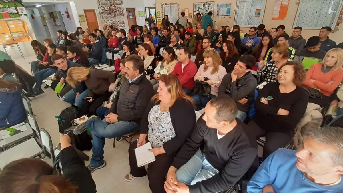 Dirigentes y jóvenes en el curso del JSRN. Fuente: (Twitter)