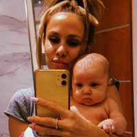 De revista: con turbante y corazones, Abril se retrató junto a Barby Silenzi y nos dejó enamorados