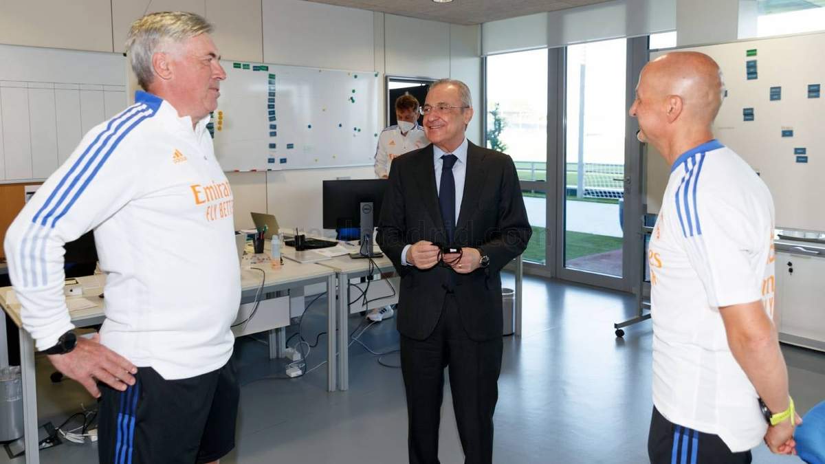 Florentino Pérez visitando a los jugadores del Real Madrid