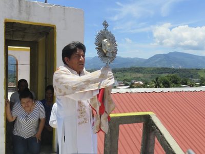 Chiapanecos colocan altar en memoria del sacerdote Marcelo Pérez y exigen justicia tras su asesinato
