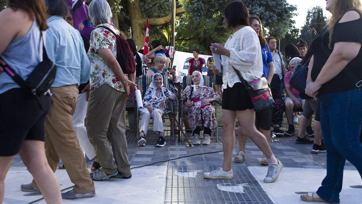 Las Madres de Plaza de Mayo Filial Neuquén en la Marcha de la Resistencia. Fuente: (Emiliano Ortiz)