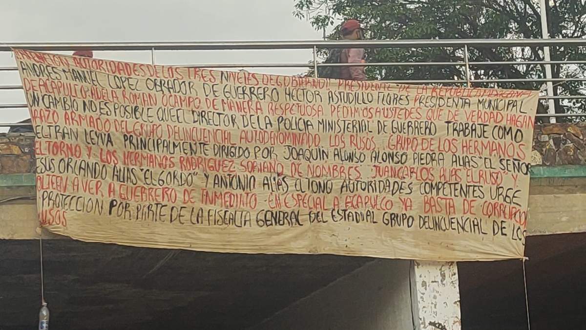 Una de las narcomantas colgadas en Acapulco