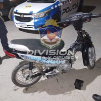 La Policía detuvo a un joven que se trasladaba en una motocicleta adulterada