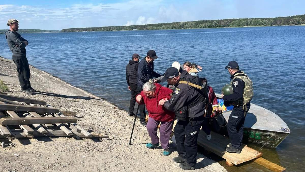 Policías ayudan a evacuar a varias personas mayores tras un ataque ruso en las inmediaciones de la localidad de Vovchansk, en la región de Járkiv, Ucrania