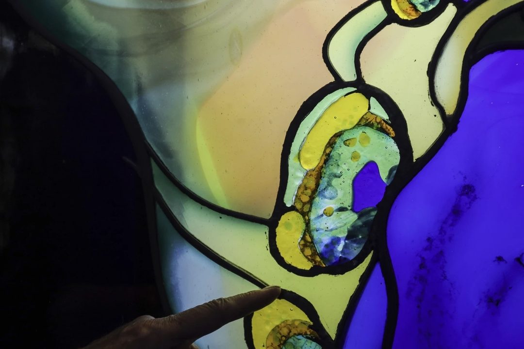 Trabajo en vitral del artista Narcissus Quagliata. Foto AP Ginnete Riquelme