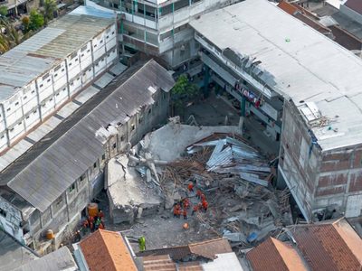 Aumentan a 64 los muertos por el derrumbe de una escuela en Indonesia
