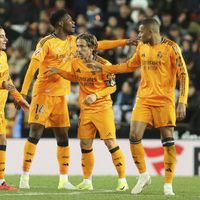 Con 10 jugadores, el Real Madrid consuma remontada y vence 2-1 a Valencia, para tomar la cima