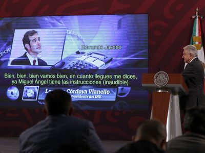 AMLO alega "malestar estomacal" al presentar la charla entre Lorenzo Córdova y Edmundo Jacobo