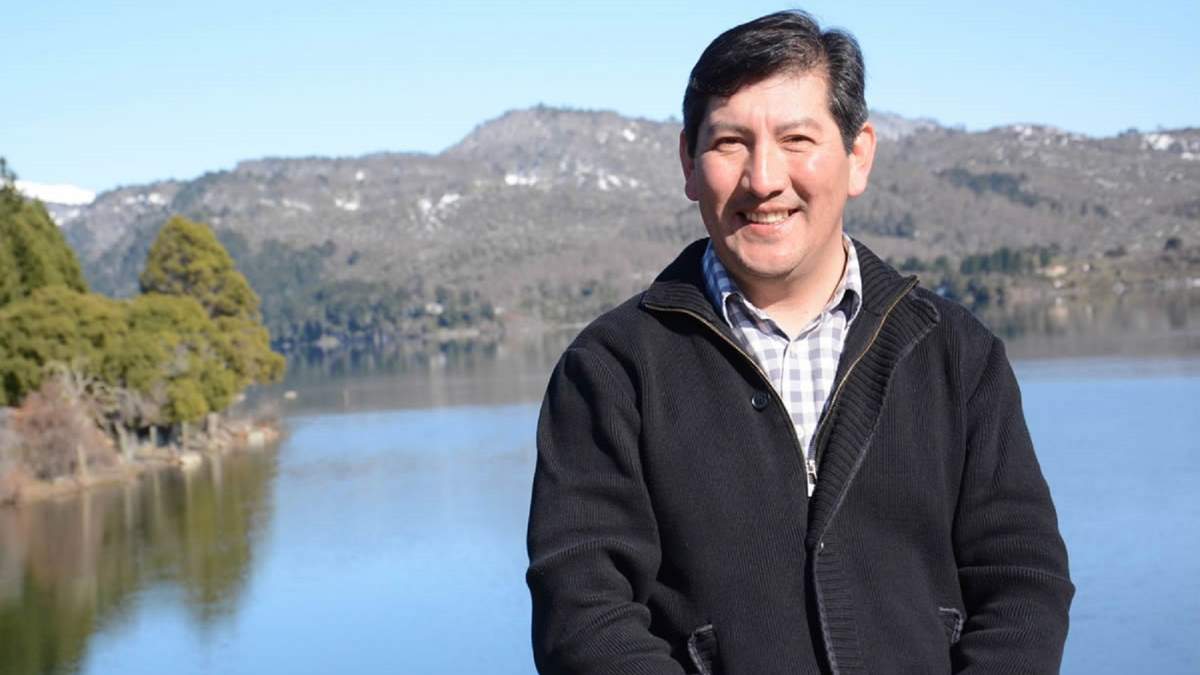 El intendente de Villa Pehuenia Moquehue, Sandro Badilla, y una vista espectacular del lugar. Fuente: (Twitter).