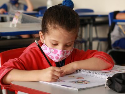 Consecuencias de la pandemia en Brasil: se disparó el índice de niños que no saben leer y escribir