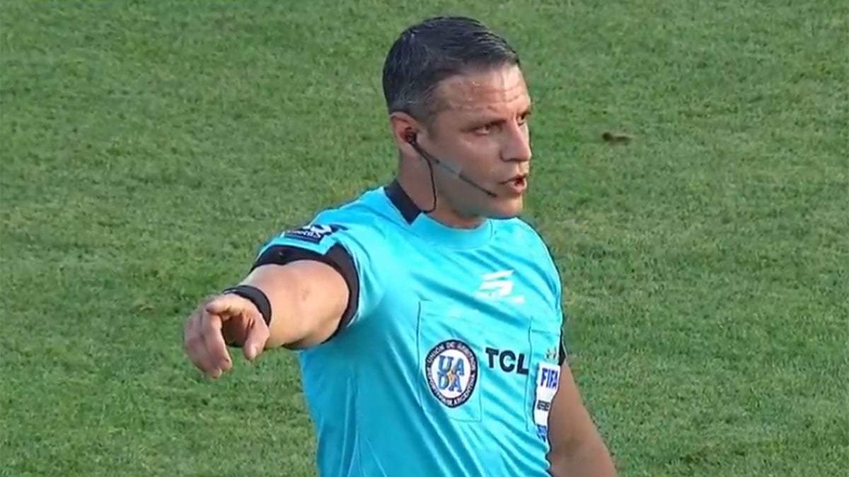 Andrés Gariano confió en lo que le decían desde el VAR y se equivocó.