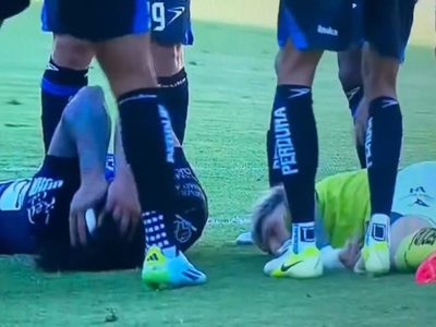 Emiliano Gómez, jugador del Puebla, convulsiona durante un partido tras choque de cabezas (Video)