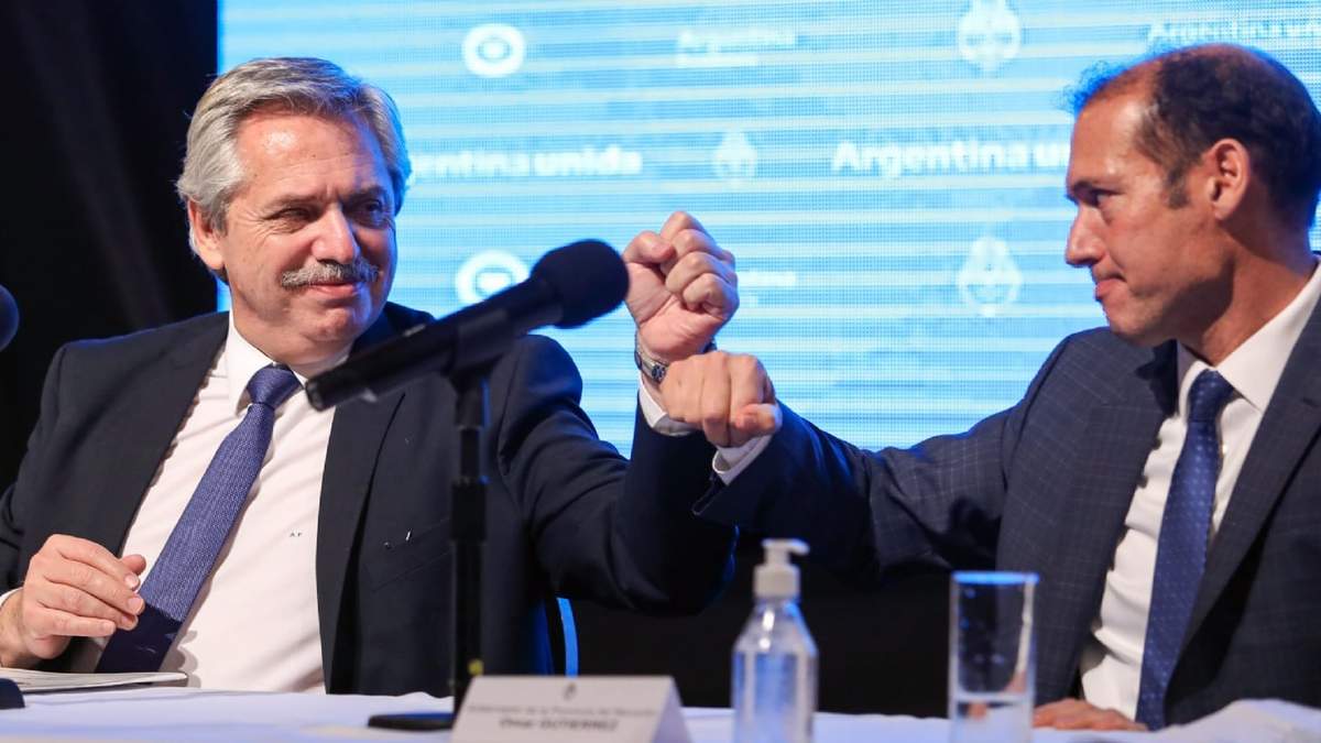 El presidente, Alberto Fernández, y el gobernador neuquino, Omar Gutiérrez. Fuente: (Twitter)