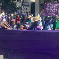 “¡Alto a los feminicidios!” exigen mujeres en la marcha del 8M en Oaxaca
