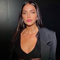 Colores tierra y estilos minimalistas: Zaira Nara se lució con su colección de microbikinis