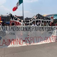 Estudiantes marchan en defensa de becas y para exigir fiscalización de recursos en la UNAM