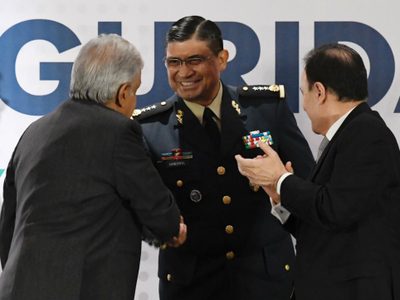 En cercanía con el Ejército, López Obrador supera a Calderón y a Peña