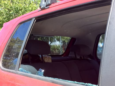 Rompió el vidrio de un vehículo en la ciudad de Neuquén y se llevó una mochila