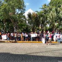 Maestros yucatecos realizan plantón por modificaciones al calendario escolar