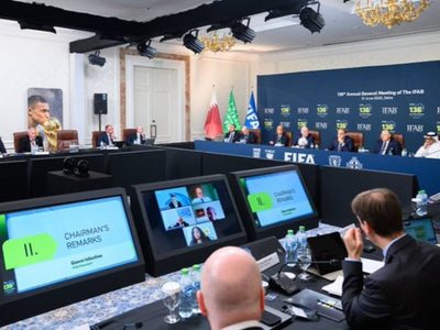 La IFAB y FIFA aprueban que sea permanente hacer cinco cambios en los partidos