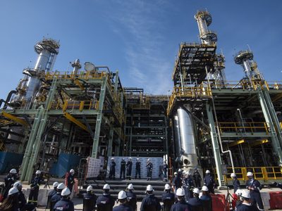 Darío Martínez recorrió las obras de ampliación de la refinería de Axion