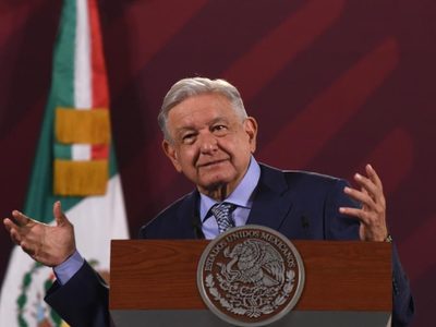 AMLO tunde al secretario ejecutivo del INE, Edmundo Jacobo: "quiere empleo vitalicio"