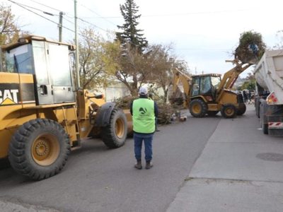 El operativo de limpieza municipal juntó 67 toneladas de residuos en Bouquet Roldán y Cumelén