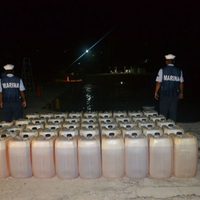 Marinos aseguran lancha con cuatro tripulantes y bidones de combustible en costas de Guerrero