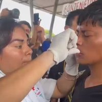 Migrantes se suturan los labios en demanda de poder transitar libremente en su paso rumbo a EU
