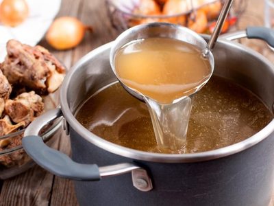 Caldo de huesos: cómo es la receta que prepara Guillermina Valdés para fortalecer los músculos