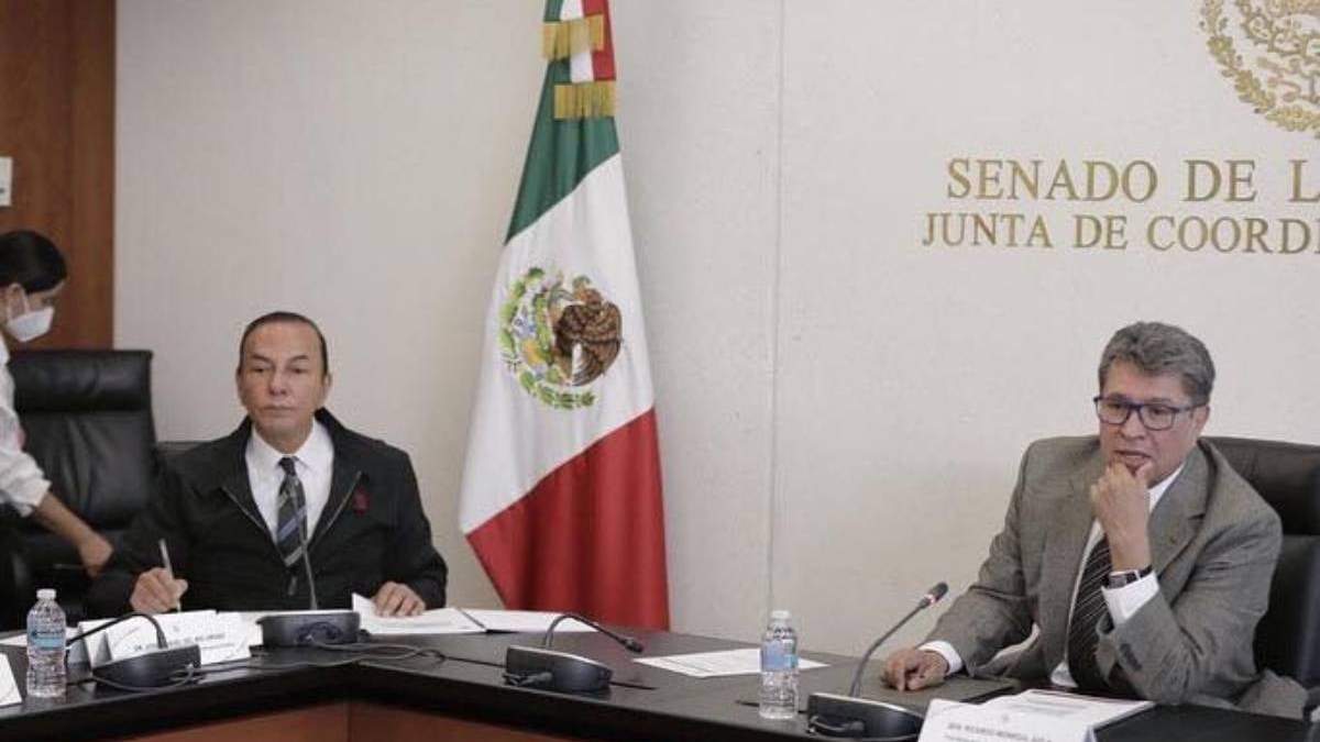José Manuel del Río Virgen, a la izquierda; Ricardo Monreal a la derecha