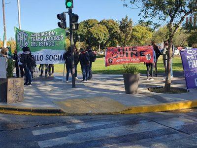 Trabajadores de la Subsecretaría de la Familia nucleados en ATE reclaman mejoras laborales