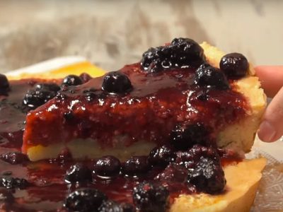 Sin harina y súper proteica: la torta de ricota con frutos rojos que podés hacer en un toque