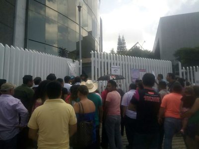 Ciudadanos en tránsito entre Monterrey y Xalapa protestan por falta de boletas en casillas especiales