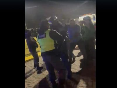 Inspectores y policías fueron agredidos durante un operativo contra los escapes libres y alcoholemias