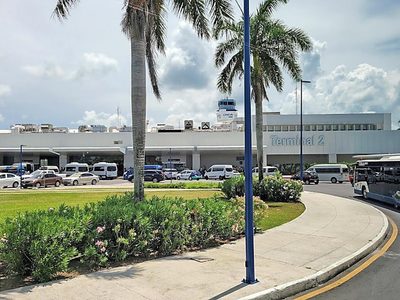 En el aeropuerto de Cancún, agentes de EU deciden el ingreso de viajeros extranjeros