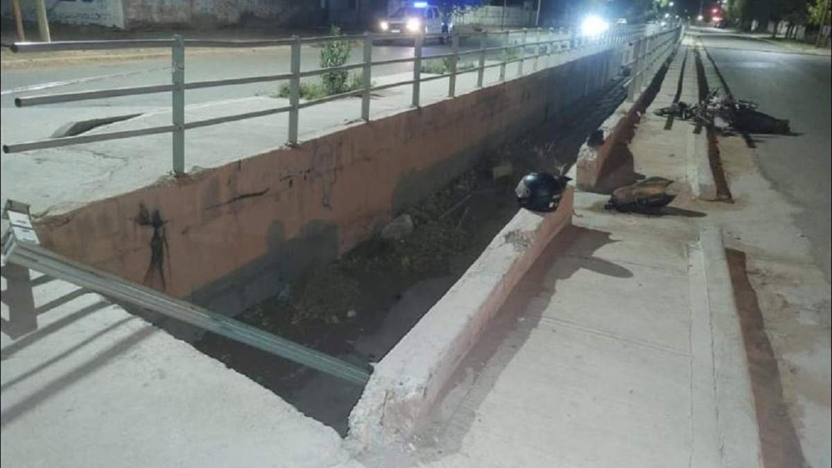 En uno de los siniestros, la motocicleta impactó conta las defensas de un canal pluvial. Fuente: (RDLS Noticias)