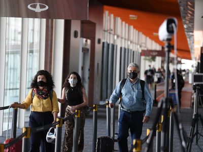 Test o cuarentena: hasta enero, los residentes argentinos podrán elegir cómo ingresar al país