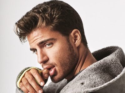 ¡Oiga señor! Maxi Iglesias, el galán español de Separadas que disfruta estar como llegó al mundo