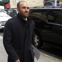 Guzmán llega a Nueva York para reunirse con bonistas en medio del desplome de Wall Street