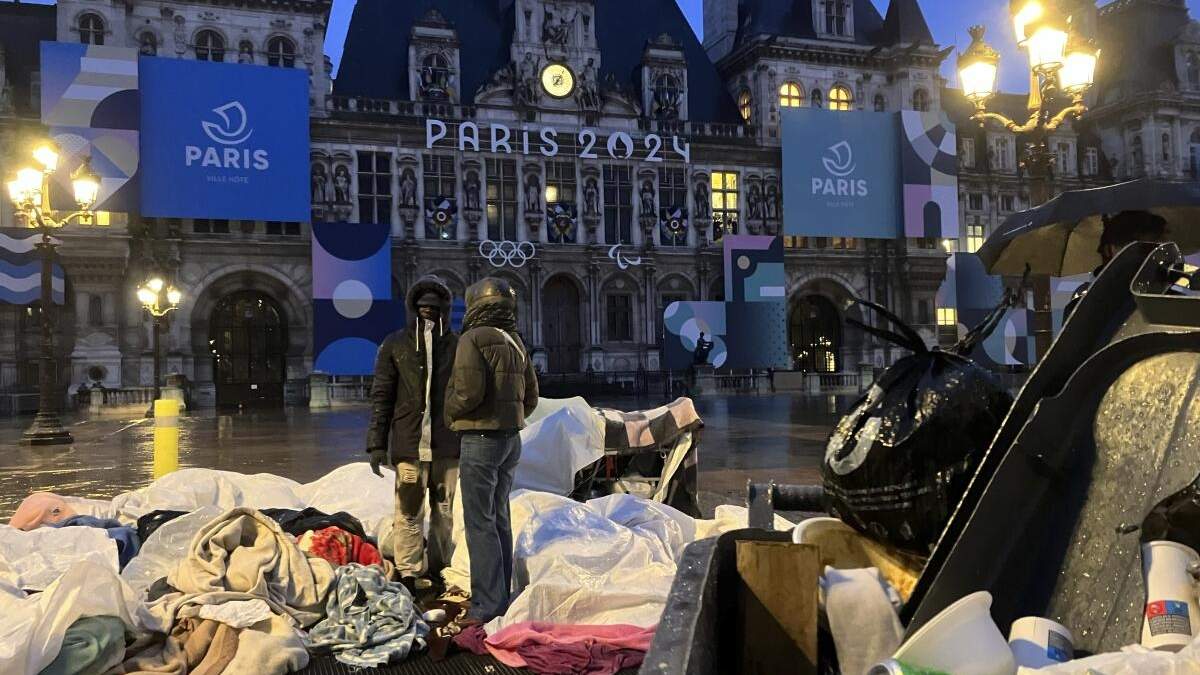 Vistazo del campamento improvisado de desamparados frente al Ayuntamiento de París