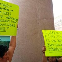 Policías y jubilados de Colima protestan por deducciones en su aguinaldo
