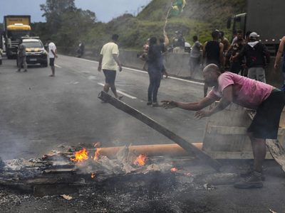 Los bolsonaristas levantaron los cortes de rutas en Brasil
