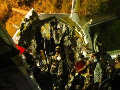 India: un avión se partió a la mitad mientras intentaba aterrizar