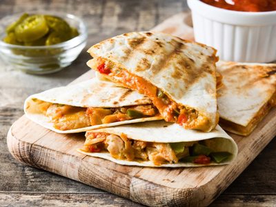 Quesadilla de pollo y queso: si no sabés qué cocinar, resolvé el almuerzo con la receta más rica de todas