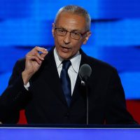FBI investiga a Rusia por "pirateo criminal" de correos: jefe de campaña de Clinton