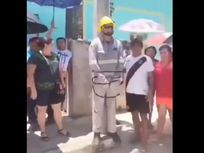 La CFE suspende a trabajador por dejarse amarrar a un poste en Yucatán